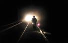 ¿Qué sucede en una vía de tren de madrugada?