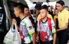 Los 12 chicos y el tutor rescatados en la cueva en Tailandia salen del hospital