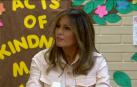 Melania Trump visita a niños inmigrantes con una prenda con la frase "no me importa"