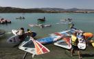 Varias personas se alivian del calor en el pantano de Alloz y en el río Arga a su paso por Irotz.