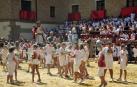 La villa comenzó sus fiestas reconociendo la carrera profesional del peluquero Mikel Luzea. El calor no fue excusa para que los vecinos disfrutasen del chupinazo