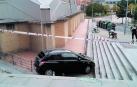 Imágenes del vehículo que se ha salido de la vía y empotrado contra la escalinata de la iglesia de San Fermín