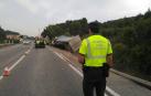 Un fallecido al salirse de la vía un camión cargado con bobinas de papel en Pueyo