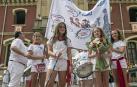 Imágenes de la cornada en el encierro de Estella, bajadica de Che, cohete infantil, subida de la corporación infantil, ofrenda floral, pañuelada, entre otros.