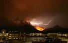 Más de 2.500 evacuados en el incendio de Valencia que ha calcinado hasta 20 casas