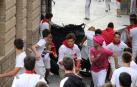 Los mozos se arriesgan con un lona de plástico en el quinto encierro de Estella