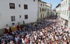 'El ABC que salva vidas', asociación dedicada a la formación ante accidentes cardiopulmonares, y el Colectivo de refugiados de Aoiz, que ha acogido a 42 inmigrantes en la localidad, tiraron ayer el chupinazo que dio inicio a las fiestas de Aoiz