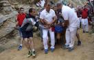 Con 'la vaca en brazos' en el tercer encierro del Pilón