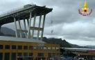 Un tramo del viaducto en la ciudad italiana de Génova se ha derrumbado este martes y las autoridades buscan damnificados entre los vehículos caídos al vacío y bajo los escombros.
