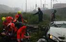 Un tramo del viaducto en la ciudad italiana de Génova se ha derrumbado este martes y las autoridades buscan damnificados entre los vehículos caídos al vacío y bajo los escombros.