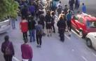 Varios jóvenes gritan consignas en contra del desalojo de Maravills