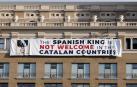 Cuelgan una pancarta contra el Rey en la plaza de Cataluña