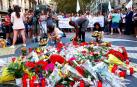 Centenares de personas homenajean a las víctimas del 17A en la plaza Cataluña