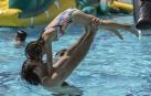 Fotos de los hinchables en la piscina por el Día de los niños y jóvenes en las fiestas de Elizondo (26 de julio)