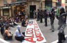 El movimiento okupa desalojado este viernes del Palacio de Marqués de Rozalejo en Pamplona ha celebrado una asamblea en la plaza del Castillo a la que han acudido varios cientos de personas y tras la que ha comenzado una 'kalejira' que ha sido frenada en diferentes puntos por la Policía Nacional