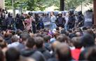 El movimiento okupa desalojado este viernes del Palacio de Marqués de Rozalejo en Pamplona ha celebrado una asamblea en la plaza del Castillo a la que han acudido varios cientos de personas y tras la que ha comenzado una 'kalejira' que ha sido frenada en diferentes puntos por la Policía Nacional