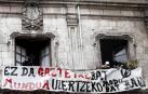 El movimiento okupa desalojado este viernes del Palacio de Marqués de Rozalejo en Pamplona ha celebrado una asamblea en la plaza del Castillo a la que han acudido varios cientos de personas y tras la que ha comenzado una 'kalejira' que ha sido frenada en diferentes puntos por la Policía Nacional