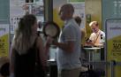 Personal de facturación de Vueling atiende a los viajeros en el Aeropuerto de El Prat.