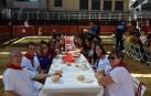 Comida popular y juegos en la plaza en Murchante