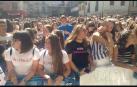 Los fans cantan mientras esperan para ver cantar a Amaia