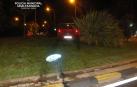 Se accidenta en una rotonda tras arrancar una señal y da positivo en alcohol