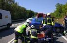 Los bomberos desatrapan al ocupante de un vehículo accidentado en Olave