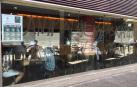 La sede del Club Taurino de Pamplona ha aparecido este jueves por la mañana con varios cristales rotos y pintadas en el exterior del local