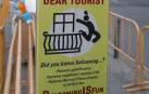 Humor macabro con 'balconing' en Barcelona