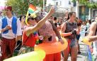 Los jóvenes de Noáin han desfilado con sus disfraces por la calle Real y la plaza de los Fueros de fiestas de Noáin 2018, 23 de agosto.