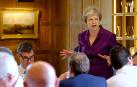 May logra que sus ministros apoyen su plan de "brexit" tras una tensa negociación