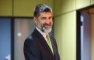 El profesor Nick Kennedy, nuevo doctor por la UPNA tras su tesis sobre el beneficio de la poesía en la pronunciación del inglés en adultos.