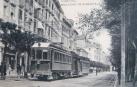 HACIA 1920. El automotor Nº 2 de “El Irati”, con un vagón de mercancías y un remolque largo, de los llamados jardineras, en la parada del bulevar, hoy paseo de Sarasate.