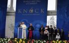 El Papa reitera en Irlanda su perdón por los abusos del clero y clama justicia