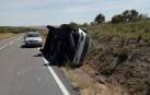 Herido leve tras sufrir una salida de la vía y volcar su coche en Sesma