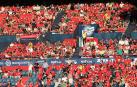 Fotos de los aficionados en El Sadar durante el partido Osasuna-Elche.