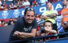 Fotos de los aficionados en El Sadar durante el partido Osasuna-Elche.