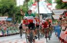 Viviani se lleva en el sprint la tercera etapa de La Vuelta