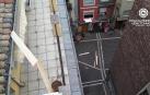 Herido en Pamplona al impedir que unos tablones cayeran sobre su mujer por el viento