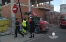 Trasladado al CHN el conductor de una carretilla tras chocar contra unas vallas