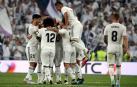 Los jugadores del Real Madrid celebran juntos uno de los goles del delantero Karim Benzema