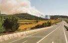 Bomberos forestales de los parques de Cordovilla, Tafalla y Estella y las dos Brigadas de Refuerzo en Incendios Forestales  han acudido a la zona donde se ha extendido el fuego. 