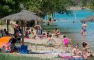 Zona de playas del embalse de Alloz, repleto de bañistas en un sábado de ambiente veraniego.
