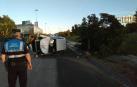 Se sale de la vía, arrolla dos árboles y vuelca en el Polígono Agustinos de Pamplona