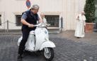 El papa recibe una Vespa personalizada como regalo de su club de fans