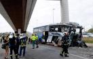 Un autobús de la línea Alsa sufrió un accidente y colisionó contra un pilar de un viaducto de la circunvalación de Avilés.