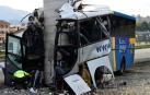 Un autobús de la línea Alsa sufrió un accidente y colisionó contra un pilar de un viaducto de la circunvalación de Avilés.