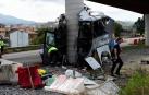 Un autobús de la línea Alsa sufrió un accidente y colisionó contra un pilar de un viaducto de la circunvalación de Avilés.