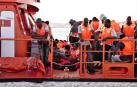 El barco Guardamar Caliope atraca en el Puerto de Motril (Granada) con los 241 inmigrantes.