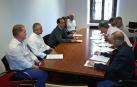 Desde la izquierda, Santiago Arraiza (APF de Policía Foral), Óscar Espinosa (APF), Javier Tarazona (SPF de Policía Foral), Gloria Sangüesa (Sindicato de Policía Municipal de Pamplona), Gonzalo Mora (APF), Mikel Buil (Podemos), Koldo Martínez (Geroa Bai), Adolfo Araiz (Bildu) y Juan Manuel Zabalza (APF).