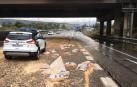 Un camión pierde la carga y obliga a cortar dos carriles en la A-15